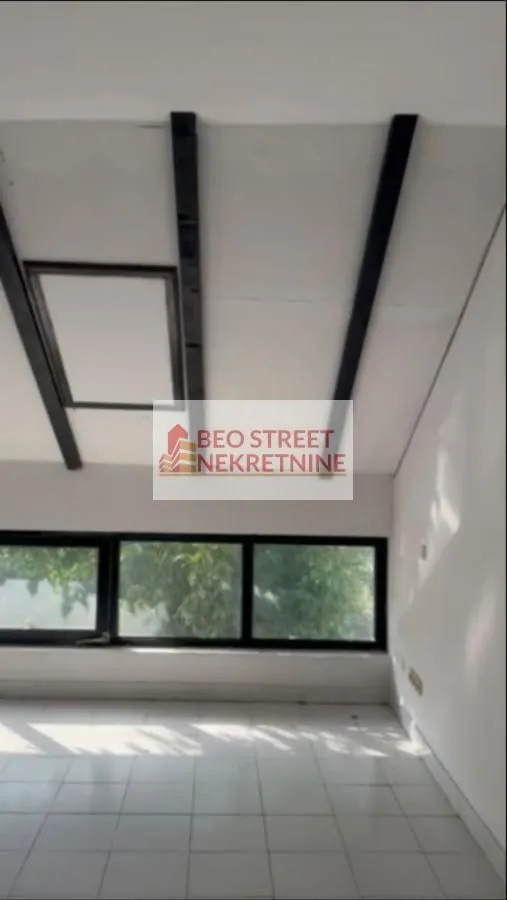 Izdavanje, poslovni prostor, 200m², Surčin, Beograd