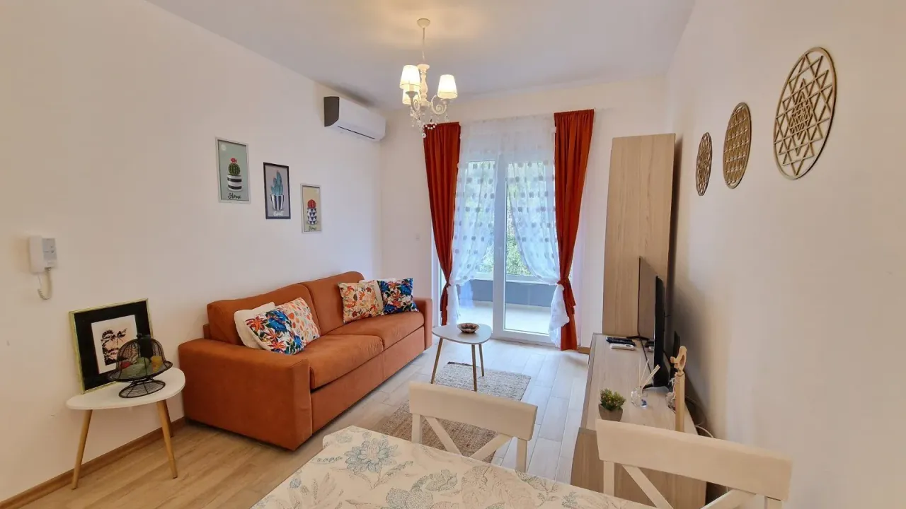 Izdavanje, jednosoban stan, 49m², Budva, Crna Gora