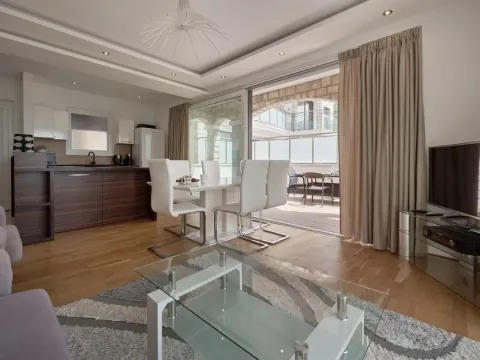 Rent, two bedroom apartment, 75m², Bečići, Budva - image 14