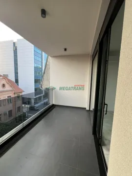 Natkrivena terasa sa staklenom ogradom i pogledom na ulicu. - image 8