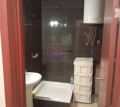 Manje kupatilo sa tuš kabinom, umivaonikom i bojlerom. - image 3