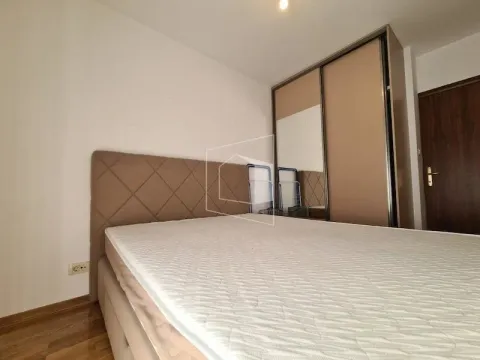 Furnished bedroom with a double bed and a built-in wardrobe. - image 12