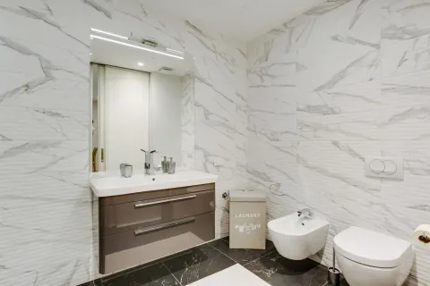 Svijetlo kupatilo sa mermernim pločicama i modernim sanitarijama. - image 8