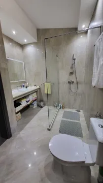 Moderne kupatilo sa tuš kabinom i umivaonikom. - image 9