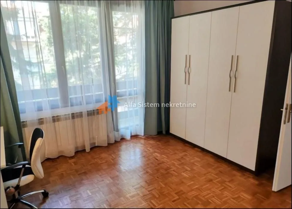 Izdavanje, četvorosoban stan, 125m², Savski Venac, Beograd