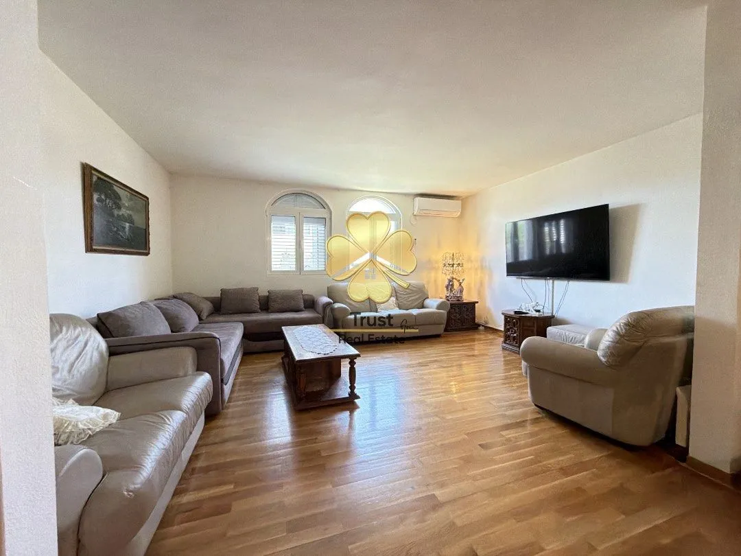 Izdavanje, kuća, 400m², Zlatica, Podgorica