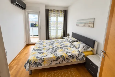 Spavaća soba sa bračnim krevetom, noćnim stočićem i izlazom na terasu. - image 7