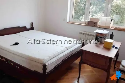 Spavaća soba sa bračnim krevetom i drvenim stočićem. - image 11
