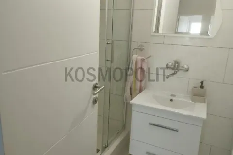 Manje kupatilo sa umivaonikom i tuš kabinom. - image 17