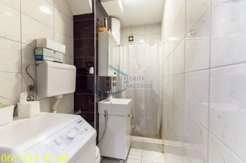 Kupatilo opremljeno sanitarijama, tuš kabinom i veš mašinom. - image 16