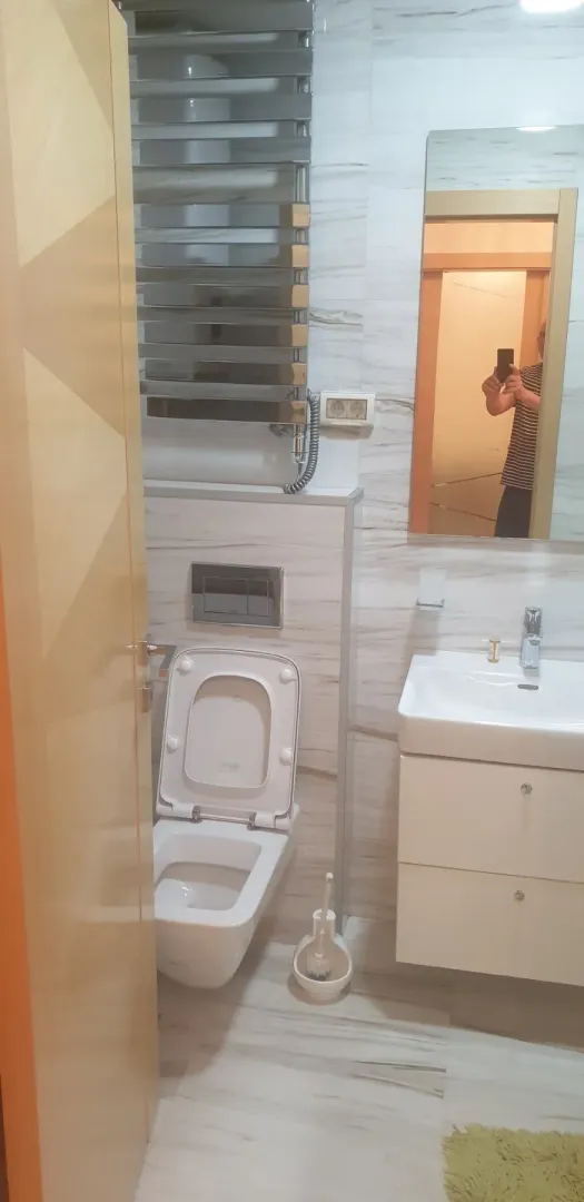Moderno kupatilo sa sanitarijama.
