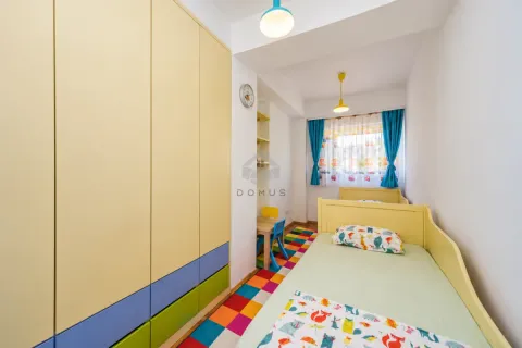 Dječja soba sa dva kreveta, velikim garderoberom i šarenim podom. - image 20
