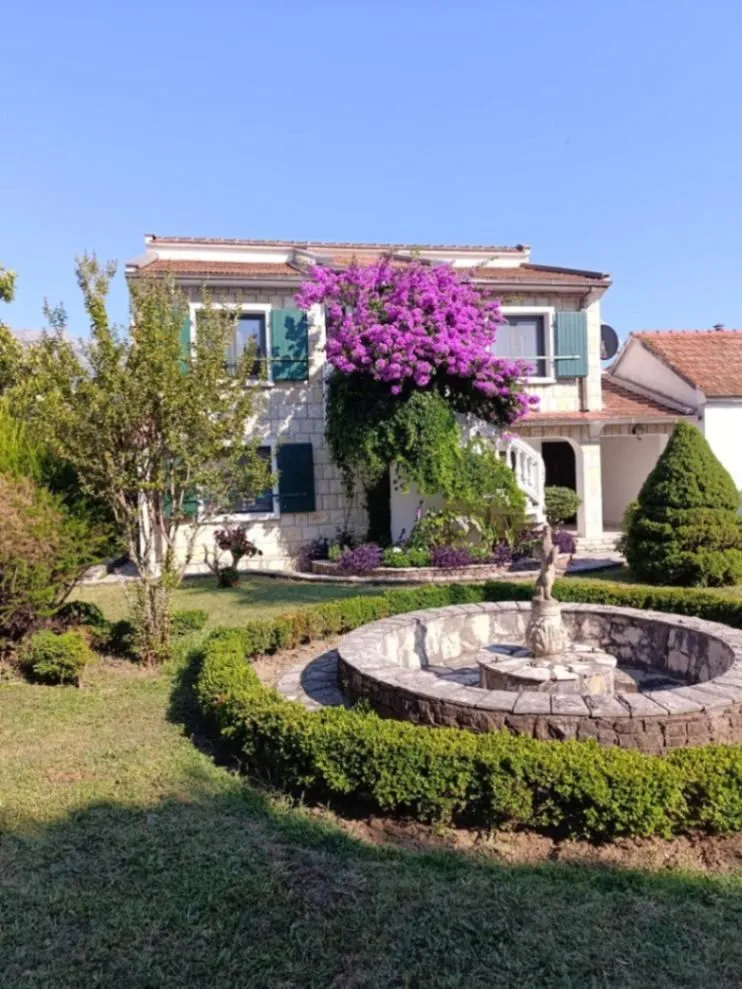 Rent, house, 200m², Centar, Bar