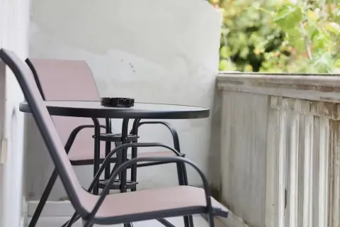 Manji namješteni balkon sa stolom i dvije stolice. - image 11