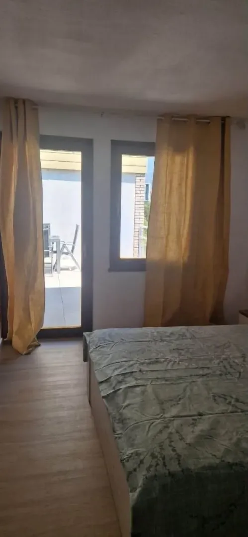 Izdavanje, dvosoban stan, 100m², Dobrota, Kotor