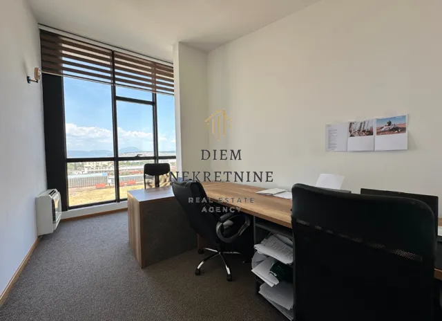 Izdavanje, četvorosoban stan, 160m², Stari Aerodrom, Podgorica