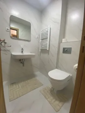 Svijetlo kupatilo sa modernim sanitarijama i bijelim pločicama. - image 8