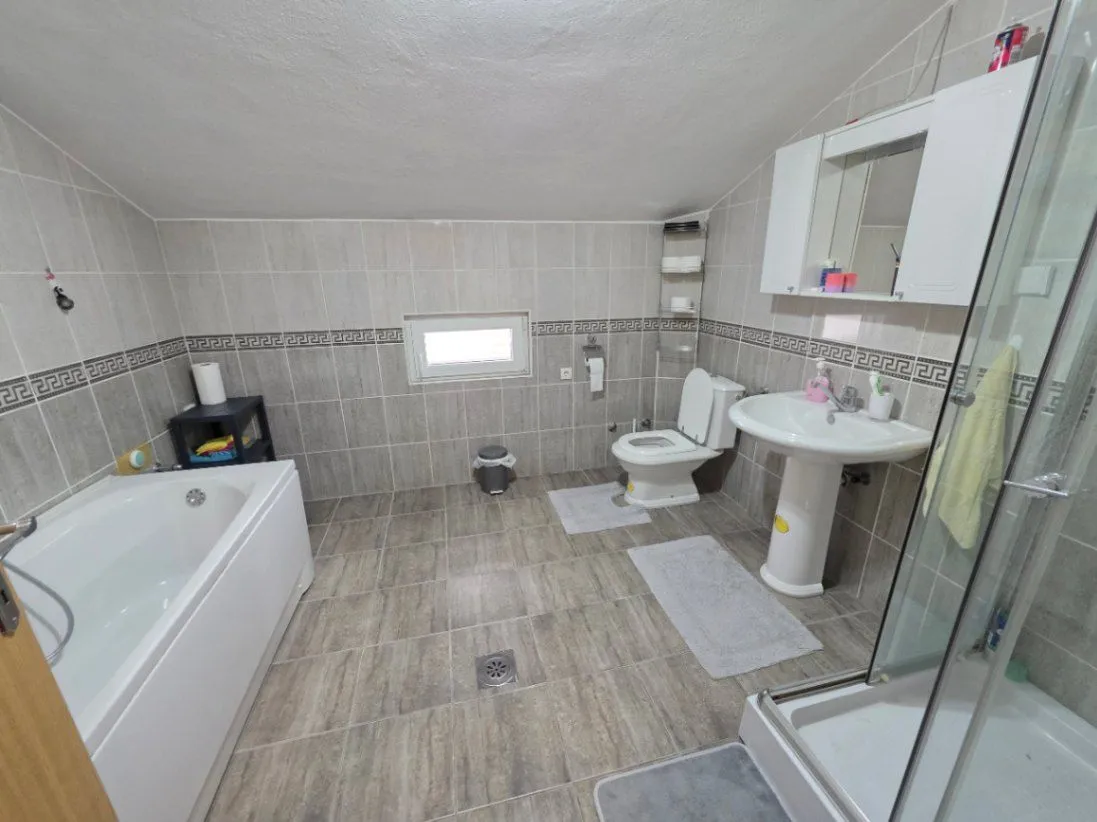 Izdavanje, četvorosoban stan, 140m², Tološi, Podgorica