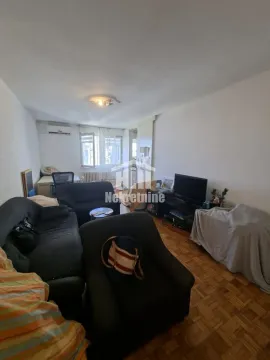Dnevna soba sa garniturom i televizorom. - image 2