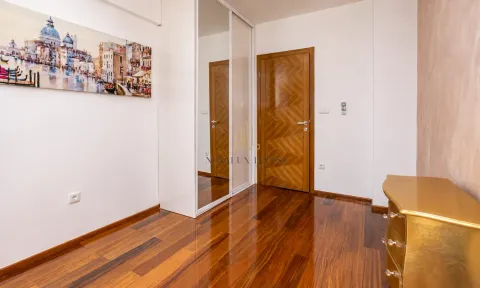 Izdavanje, četvorosoban stan, 140m², Centar, Podgorica - image 7