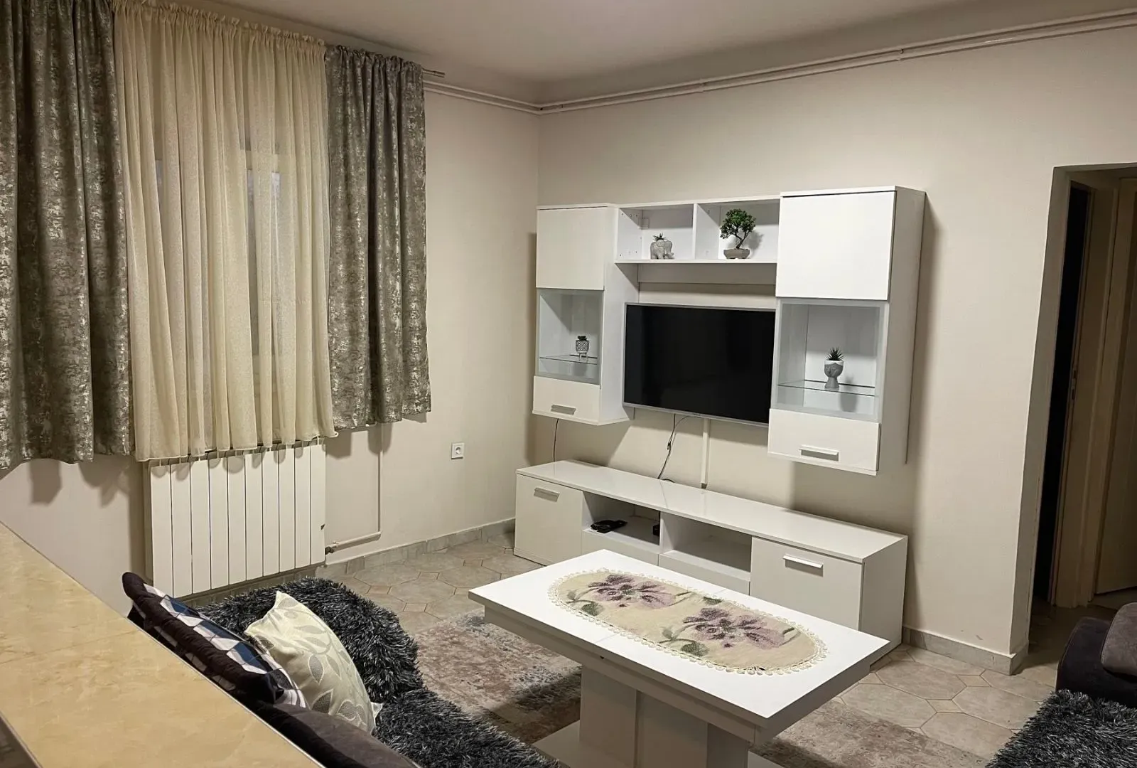 Izdavanje, dvosoban stan, 80m², Zelenika, Podgorica