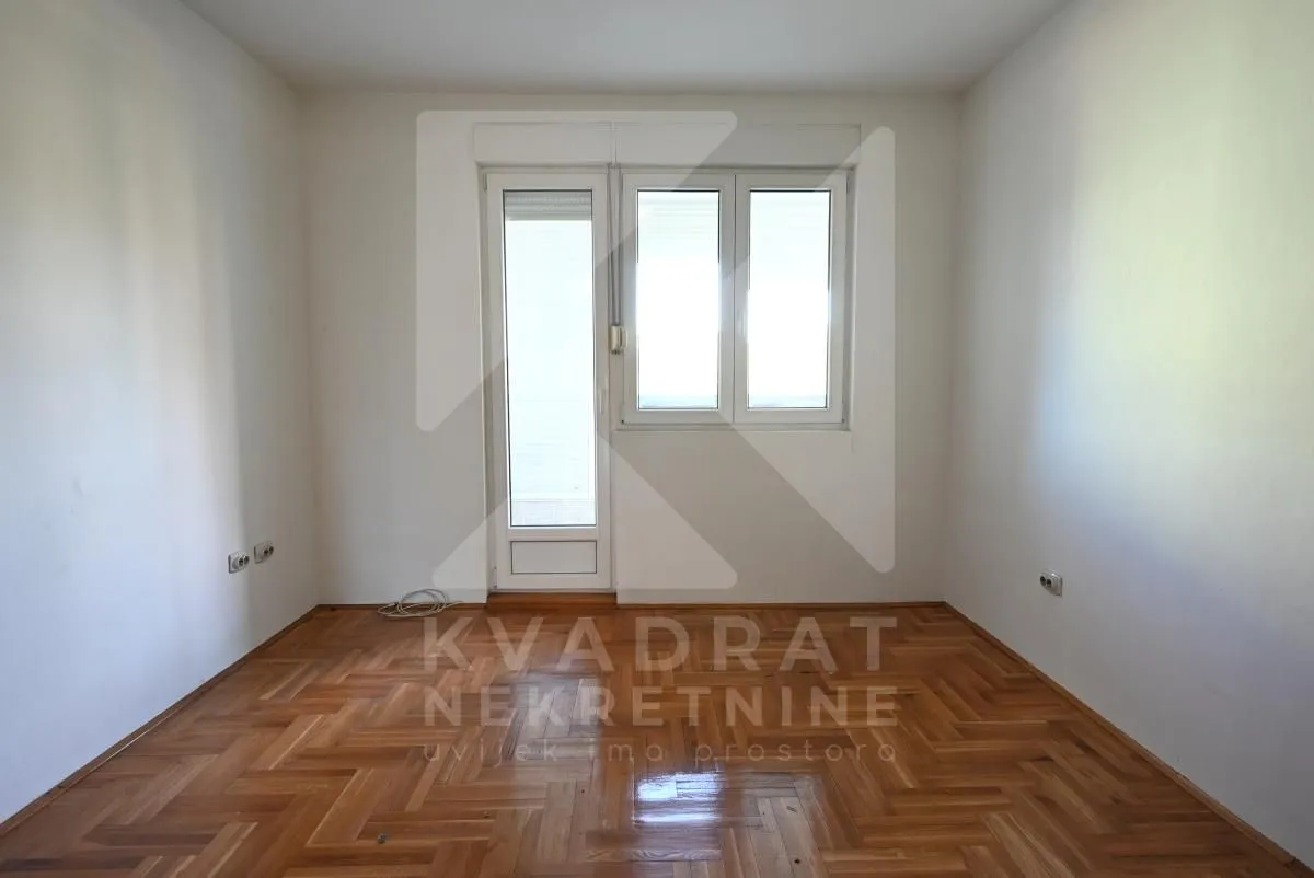 Empty room with parquet flooring and access to the terrace.