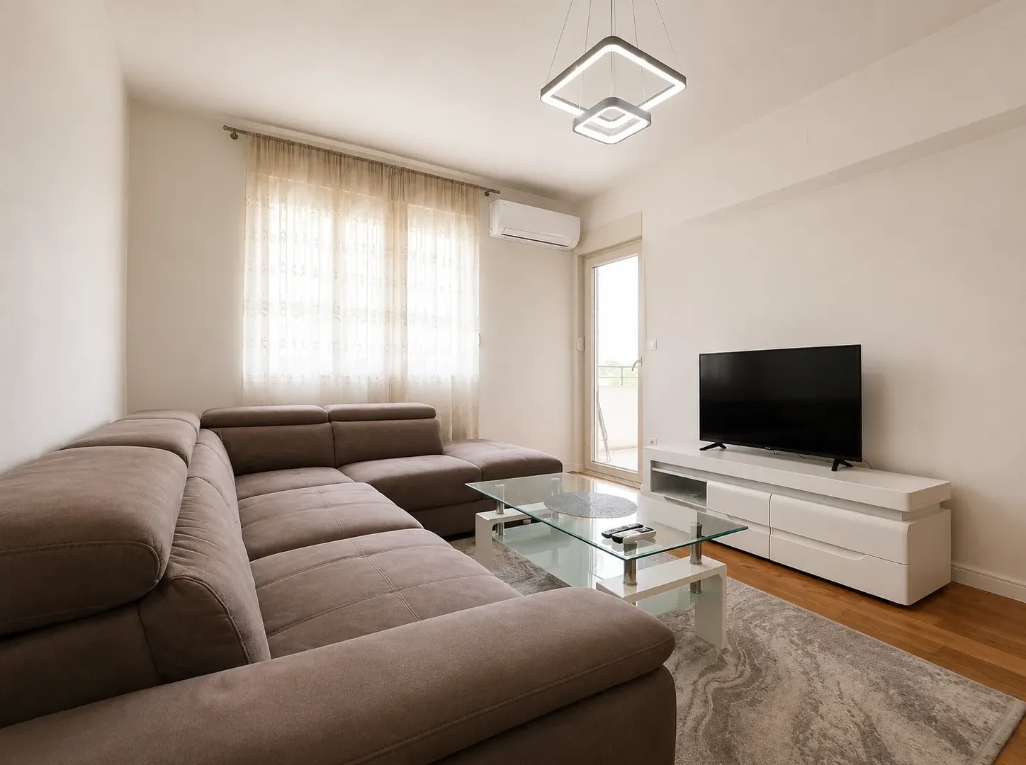 Izdavanje, jednosoban stan, 49m², Central Point, Podgorica