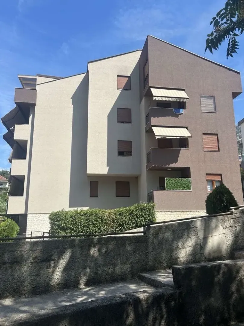 Spoljašnji izgled višestambene zgrade sa terasama i dvorištem.