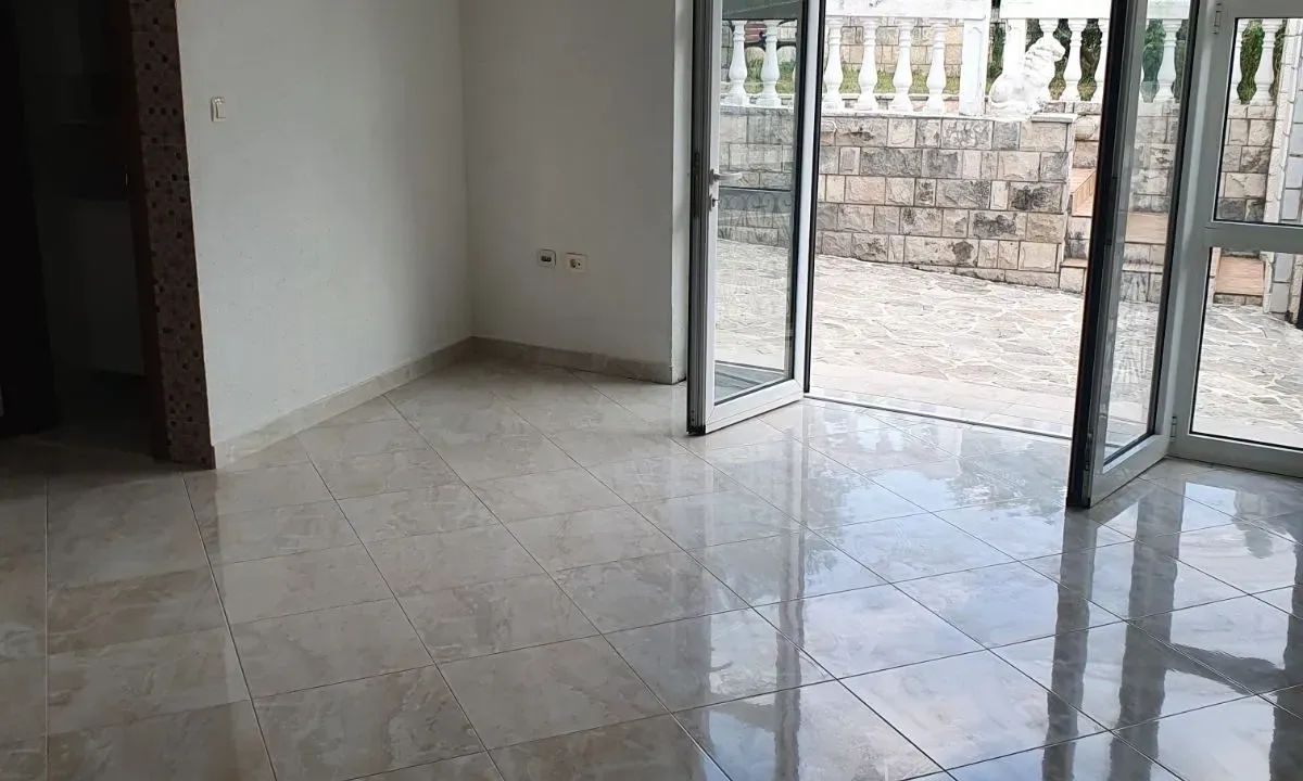 Izdavanje, poslovni prostor, 27m², Dobrota, Kotor