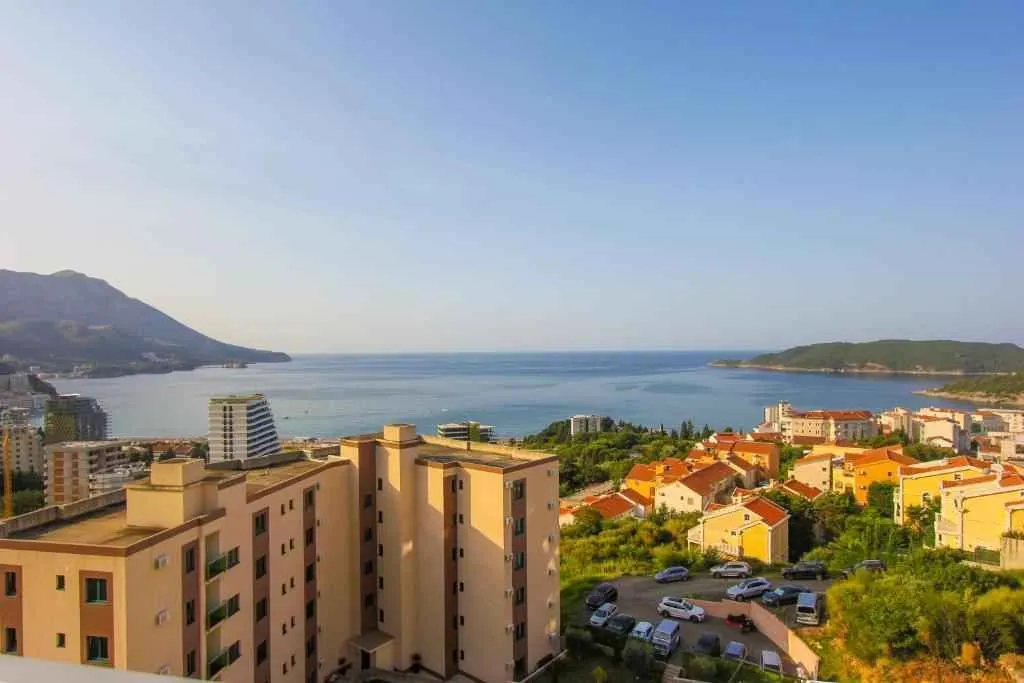 Pogled na more i okolne zgrade sa terase nekretnine.