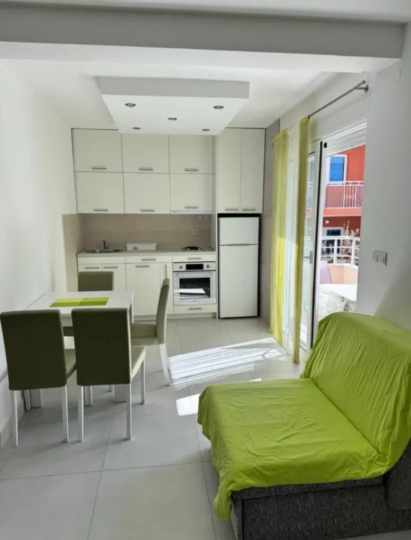 Izdavanje, jednosoban stan, 56m², Bečići, Budva