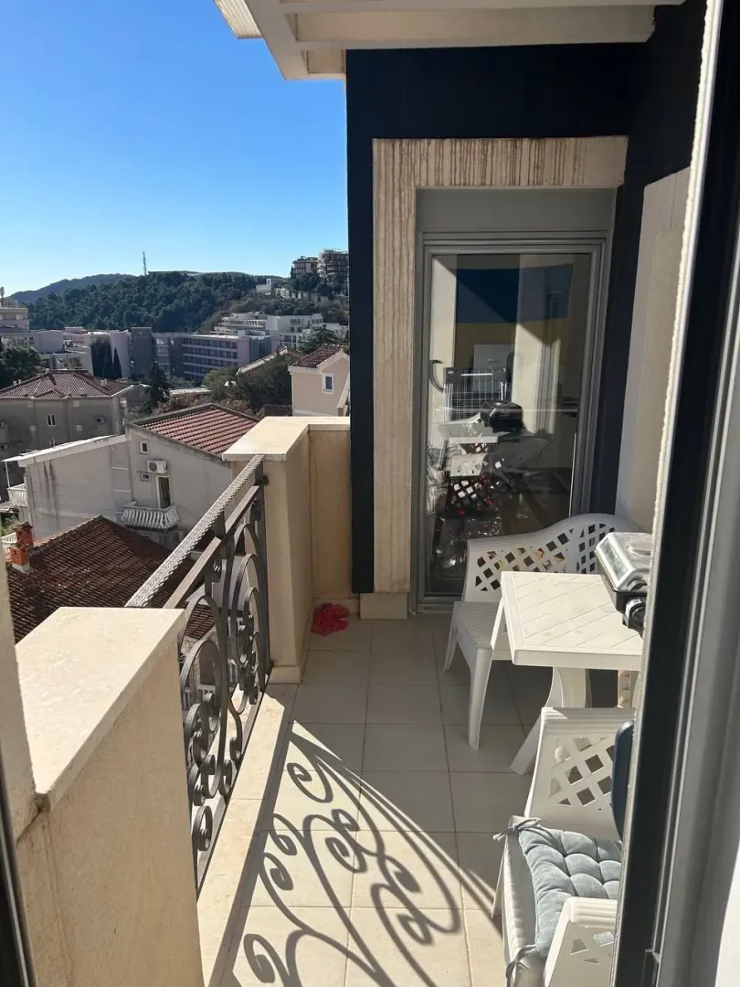 Izdavanje, jednosoban stan, 45m², Bečići, Budva