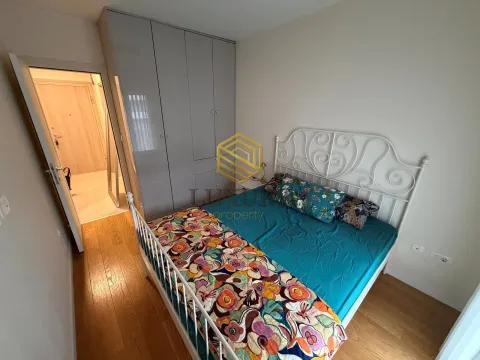 Modusna spavaća soba sa bračnim krevetom i ugradnim plakarom. - image 7