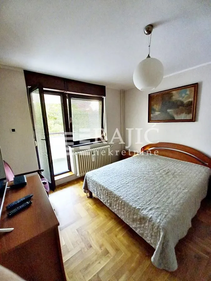 Furnished bedroom with a double bed and access to the terrace.