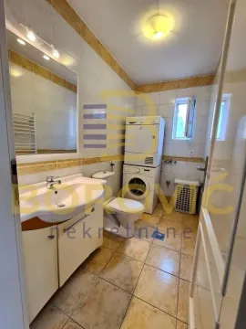 Kupatilo opremljeno umivaonikom, WC šoljom, tuš kabinom i mašinama za pranje i sušenje veša. - image 12