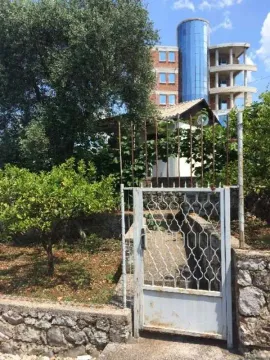 Pogled na dvorište i ulaznu kapiju sa zelenilom. - image 3