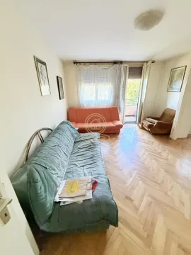 Dnevna soba sa garniturom za sedenje i izlazom na terasu. - image 5