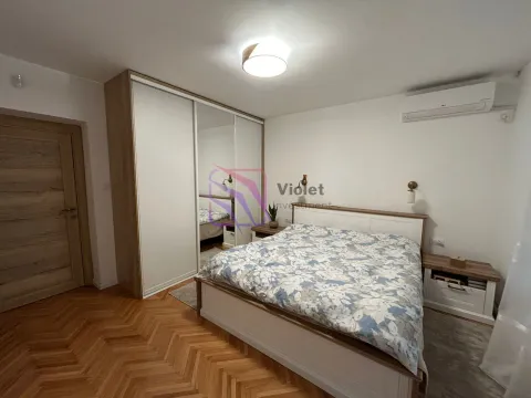 Namještena spavaća soba sa bračnim krevetom, velikim ormarom i drvenim podom. - image 10