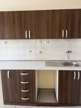 Kuhinja sa drvenim elementima, sudoperom i belim keramičkim pločicama. - image 5