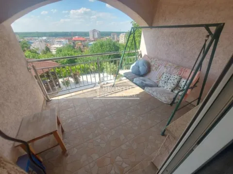 Natkriveni balkon sa ljuljaškom i pogledom na grad. - image 13