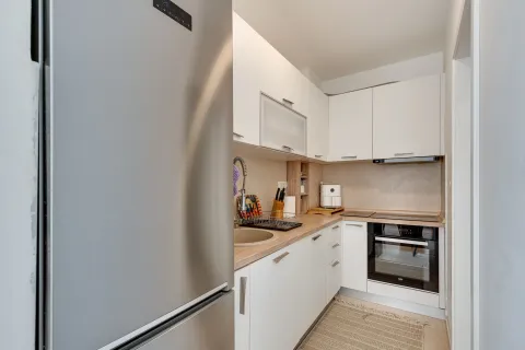 Manja moderna kuhinja sa bijelim elementima i ugradnim uređajima. - image 6