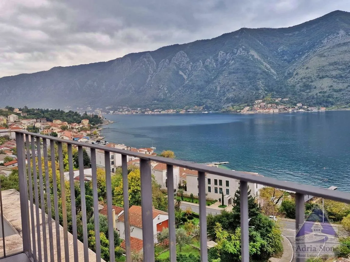 Prodaja, četvorosoban stan, 200m², Dobrota, Kotor