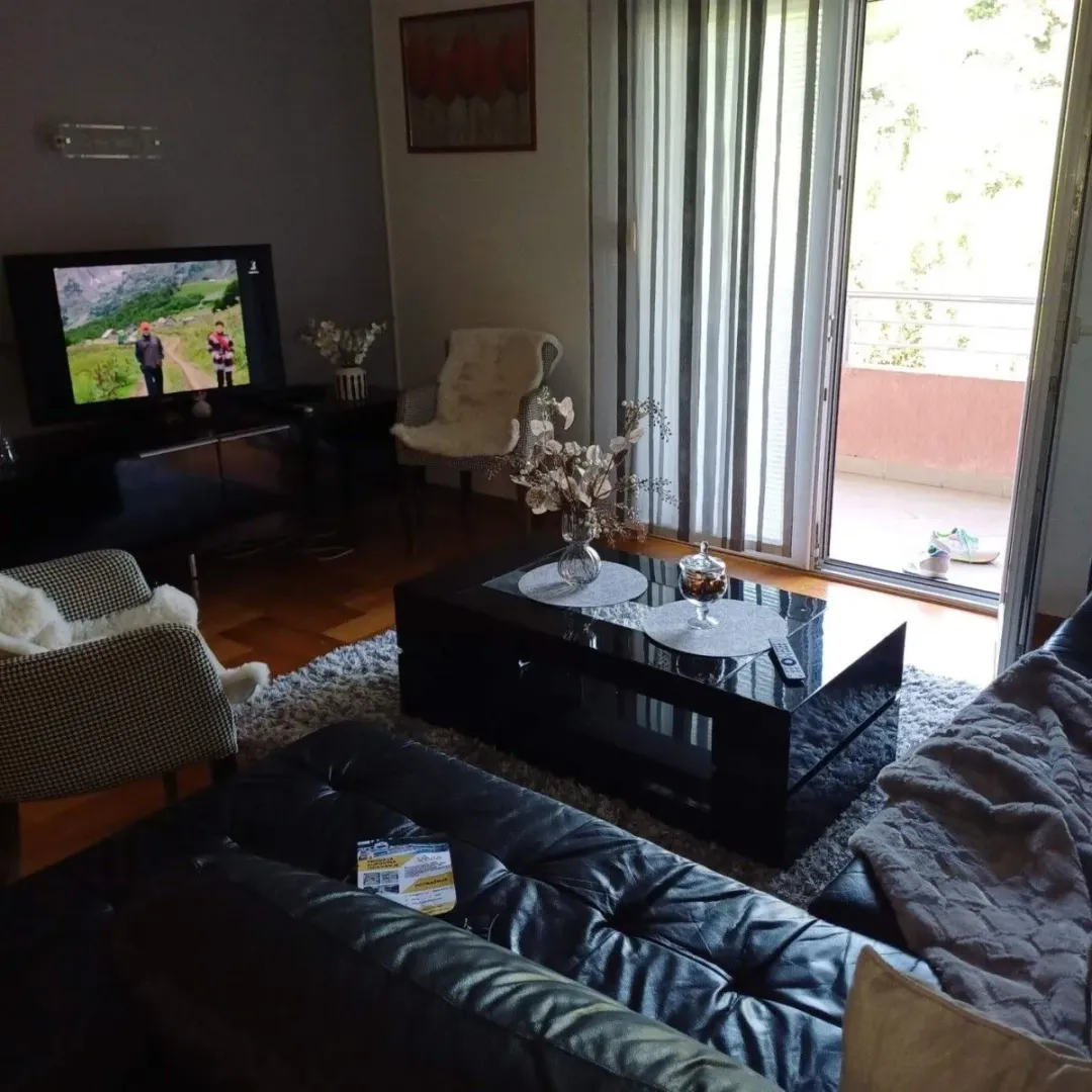 Izdavanje, dvosoban stan, 106m², Centar, Tivat