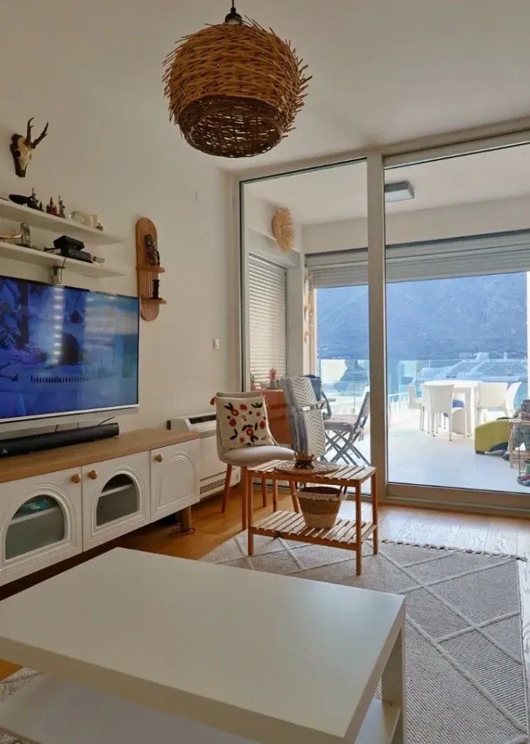 Izdavanje, dvosoban stan, 86m², Dobrota, Kotor