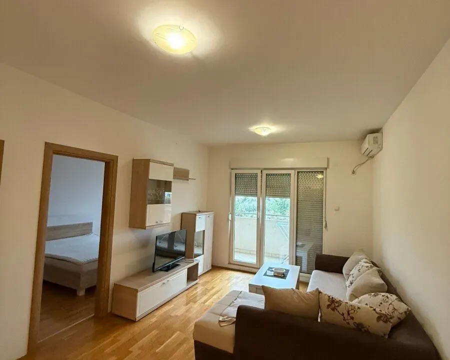 Izdavanje, jednosoban stan, 55m², Pobrežje, Podgorica