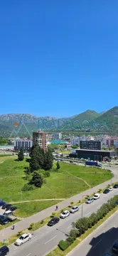Pogled sa terase na grad, okolni pejzaž i planine u pozadini. - image 10