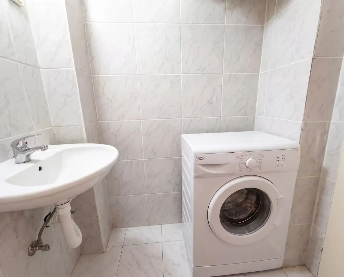 Bathroom with a washbasin and a washing machine.