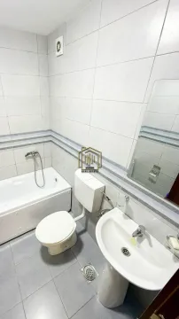Kompaktno kupatilo sa kadom, umivaonikom i toaletom u svijetlim pločicama. - image 9