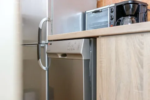 Detalj kuhinje sa frižiderom, mašinom za sudove i kuhinjskim aparatima. - image 8