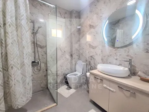 Moderne kupatilo sa tuš kabinom, umivaonikom i ugrađenim wc šoljom. - image 10